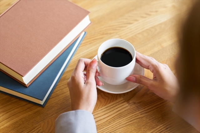 コーヒーと読書のイメージ